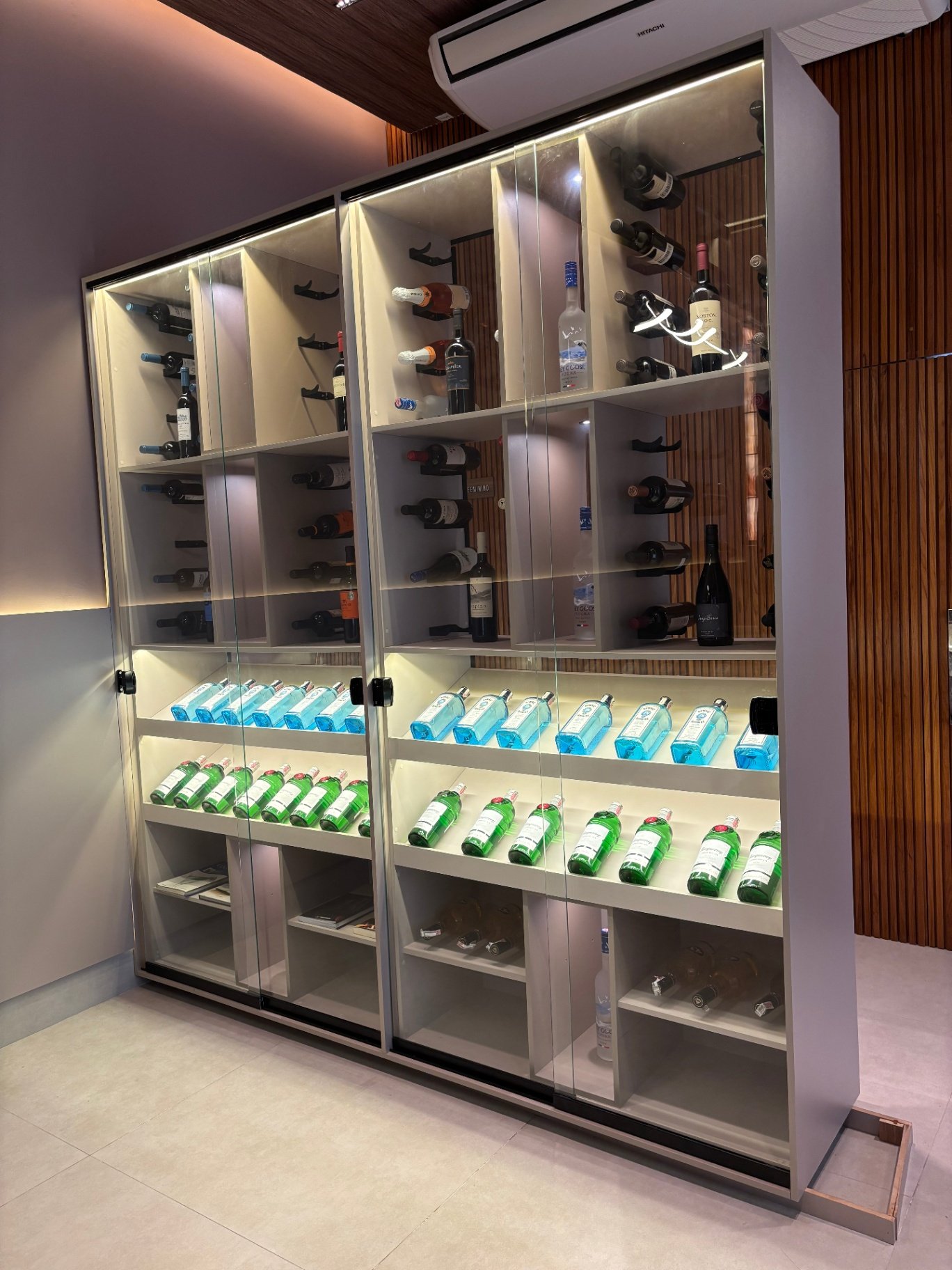 Adega envidraçada com vinhos e gin
